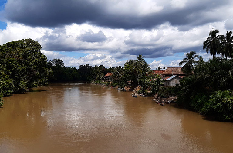 Kecelakaan Viral : Mobil Toyota Rus Terjun ke Sungai Kelingi