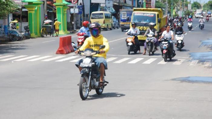 Trobos Lampu Merah Pengendara Saling Adu Banteng