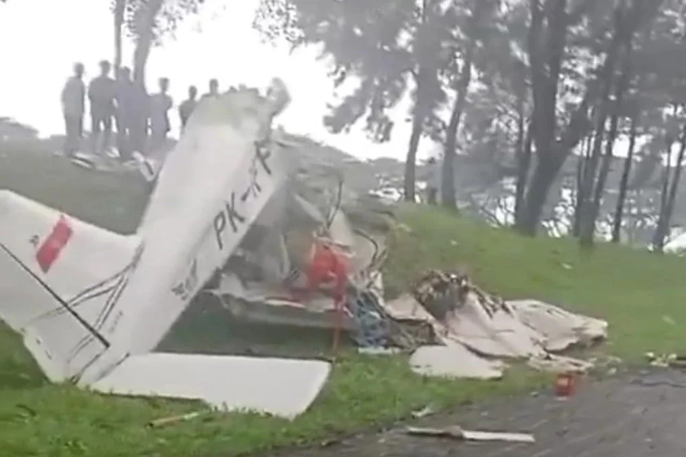 Pesawat Ringan Ultralight Jatuh di Kawasan Lapangan Sunbirst