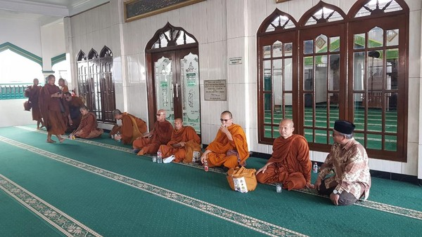 Biksu Thudong Menjejakkan Kaki di Masjid Temanggung