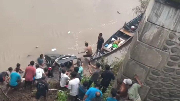 Kecelakaan Viral : Mobil Toyota Rus Terjun ke Sungai Kelingi