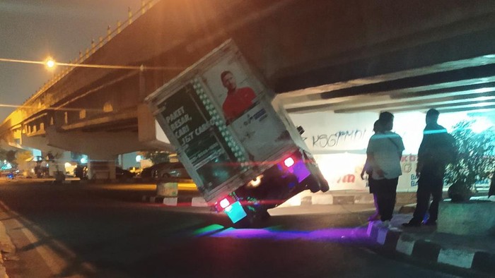 Insiden : Mobil Box Tersangkut Atap Flyover Janti